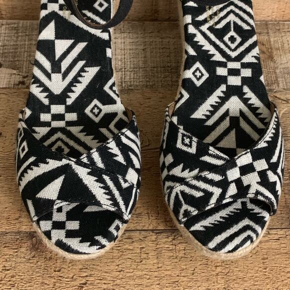 New Toms Espadrille Wedge Sandals Black White Aztec Tribal Size 9 - Picture 2 of 9